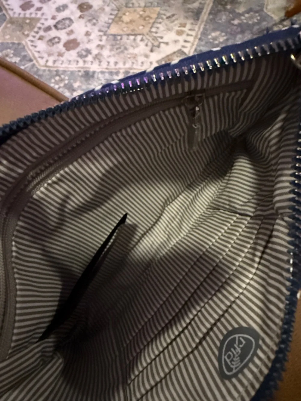 Travelon RFID Blocking Wristlet Clutch in a geometric print NWOT - Picture 3 of 7